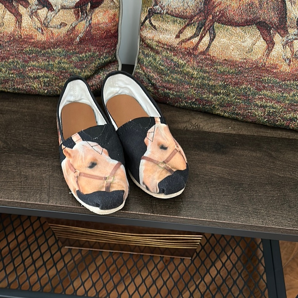 Women’s shoes with horses